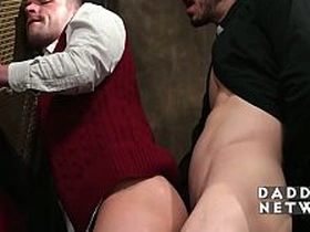 神父的淫穴新世界，展开了 gay porn chinese place