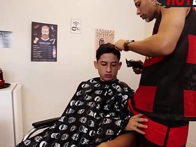 我给理发师献了屁眼 gay porn asian handjob