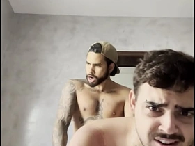 小鲜肉给兄弟爽了一把 asian bulge gay porn