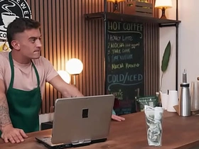 猛男片——莉莉撞见德雷克·冯和特雷弗·布鲁克斯搞逼，随后加入咖啡店激情3P pinoy gay porn kapal ng bulbol