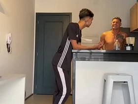 训练时认识的猛男被我骑在身下 hairy asian porn well-pleased