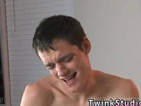 忧郁系亚裔男同志色情片 凯莱布·科尼姆初来乍到跃跃欲试 chinese gay boy porn