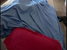 他在被窝里快速激烈地打飞机射精 - 真实高潮 japanese gay father son porn