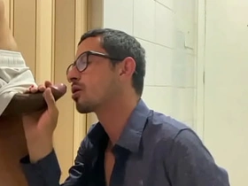 干到兴起把受的衣服撕烂，他穿着内裤跑了 japan kiss gay porn