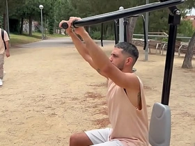 公园逮到的小骚零被我无套狂操，内射灌满精液 porn hot gay coitus