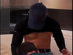 我给送气球的小哥额外小费，结果他把我操得爽翻天 asian unconcerned fisting porn