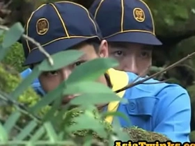 瘦亚裔侦查员口交后享受野战 asia gay porn sex