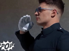 嫩菊爆浆 - Banneret Waters被后入到射，然后跪着接Malik Delgaty的精液 hot bottom gay porn