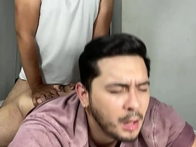 趁他老婆睡着...继父在房间里把我当婊子干 - 同志乱伦 无套内射肛交 gay porn chinese dash