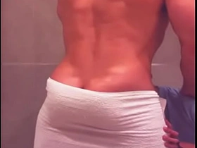 看到哥们从酒吧回来洗澡 忍不住冲进淋浴间跟他搞 chain gay porn asian