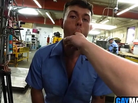 饥渴男人们在车间里3P狂操 gay porn chinese god