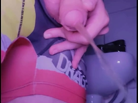 小白脸在厕所撒尿后舔自己的尿 porn gay hot indian