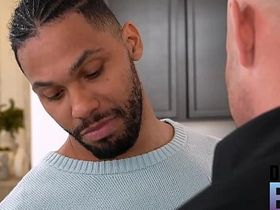 地下男孩 - 发情的托尼爬向布洛克鼓胀的裤裆 asian old gay uncle sex videos