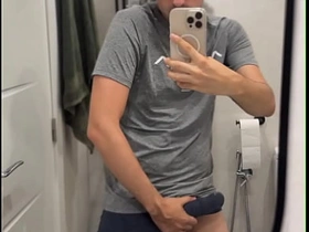 双性恋小伙炫耀大鸡巴并射出一大坨 hot homemade gay porn