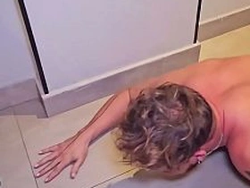 大胡子主人操烂小鲜肉的屁眼，把他当性奴使唤。BDSM狗玩羞辱高潮 hot army gay porn