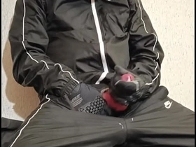 穿运动裤的骚年发情了 gay bbc asian porn