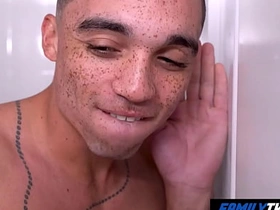 家庭嫩肉 - 看我朋友和他继父搞 live chinese cheerful porn