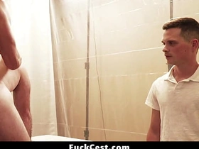 那男人毫不掩饰他青筋暴起的勃起鸡巴 - 乱伦性交 chinese young boy joyous porn