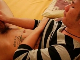 亚洲基佬在床上撸鸡巴 asian better half men gay sex videos