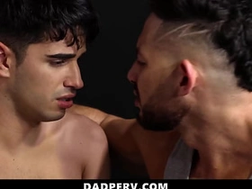 继子让继父抚弄他的鸡巴 任由其掌控 - 老爸变态 chinese gay dreads porn