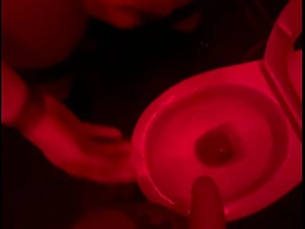 业余小帅哥在俱乐部厕所看朋友撒尿，伸手帮忙然后自己硬了... gay porn malaysia twitter