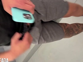 在健身房回来的路上在楼梯间给朋友口交 amateur japanese merry porn