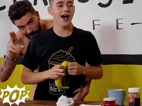 TWINKPOP - 嫩仔乔伊·米尔斯用打发奶油和糖粒装饰克里斯·该死的鸡巴 变成美味点心 casey chinese merry porn