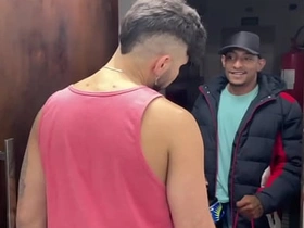 收货时让快递员上楼 他用肉棒当报酬还射了我满嘴 hot solo detached porn