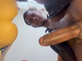 老爹边吐口水边用飞机杯撸他那根大屌，最后射了 hot ridicule gay porn