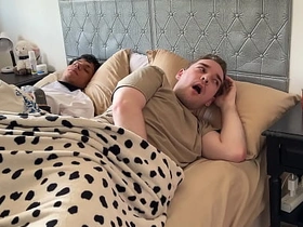 别出声，别让你继兄发现！- 与大鸡巴纹身拉丁小鲜肉3P chinese gay porn pissing