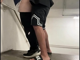 楼道贱货求楼梯间挨操，老子如她所愿狠狠干了 asian porn gay solo