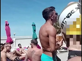 泳池边的口交盛宴：我的鸡巴是2025 Grabbys周末的主角！ asian gay homemade sex videos