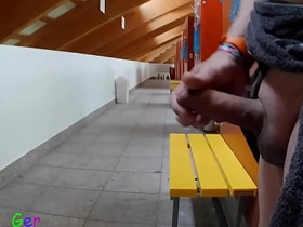 我在公共更衣室撸我厚包皮鸡巴，差点被抓到两次。 japan gay teen porn