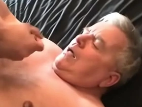 年轻亚裔射精在老爹脸上 freeze time japanese gay porn