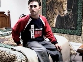 Vinnie给毛茸茸直男Paulie吹箫 chinese gay porn flip