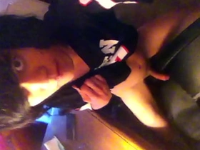 嫩0用光滑鸡巴磨椅子 隔着涤纶T恤手淫 chinese stone gay porn