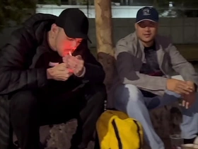 哥们在球场喝酒结果搞起基来，突然冒出个流浪汉让一切更有意思了 mating porn gay japan