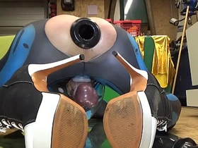 Extremeslut66 戴着隧道塞放屁，同时往屁眼里塞一根长假阳具 japanese gay twinks porn