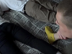 瘦仔带朋友来家玩——趁他们打游戏时，他和继父把他们全干了 asian gay intercourse videos xvideos