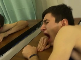 可爱摔跤少年训练时发情，直接在地板上开干——最后射进对方嘴里 japanese gay porn chubby