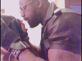 肌肉男BDSM跨种族玩乳头 舔肛打飞机 chinese gay porn handsome