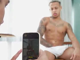 叫兄弟来拍照 结果他把我鸡巴嗦到射精 asian gay police sex videos