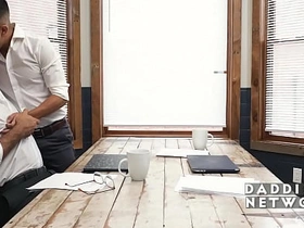 加班时间被他压在身下 gay porn chinese seduce