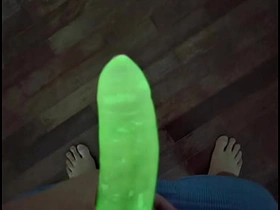 我试了霓虹避孕套 - 看它在黑暗中发光 japanese suit fantasy gay porn