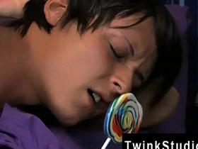 大屁股亚洲基佬电影 这个超级萌货边吃边 asian anal gay sexual intercourse videos