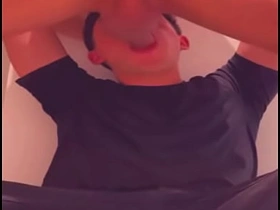 商场厕所里被运动型小伙深喉 爽爆的猎艳 japanese suit daddy gay porn