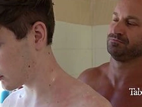 瘦猴打扫房子 继父就给他通水管 japan gay porn download